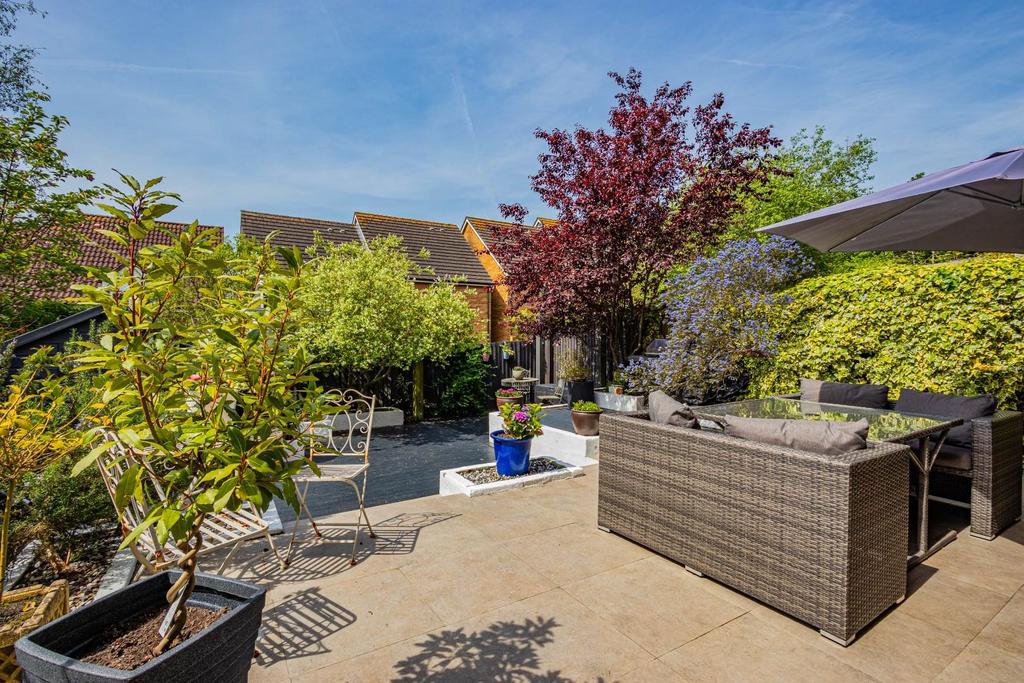 Speedwell Close 16 Garden-4.jpg