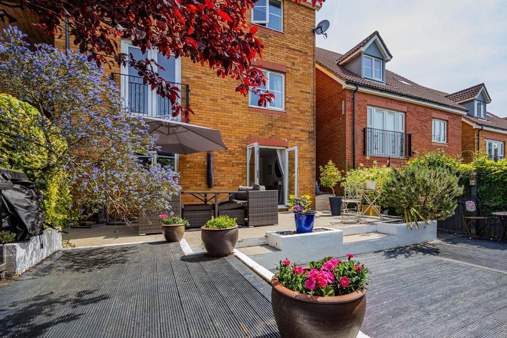 Speedwell Close 16 Garden-5.jpg