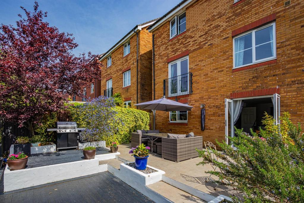 Speedwell Close 16 Garden-6.jpg