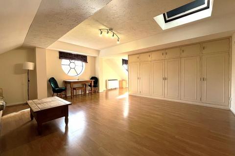 Studio to rent, River Meads, Stanstead Abbotts