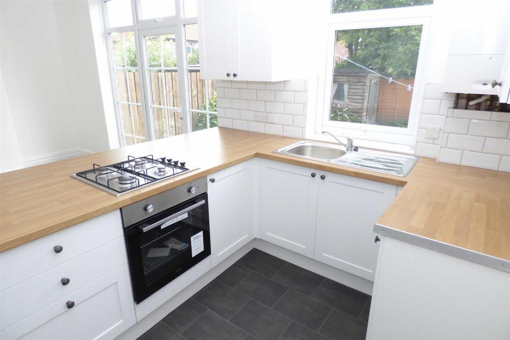 Foxton Avenue, Cullercoats 3 bed semidetached house £1,250 pcm (£288 pw)