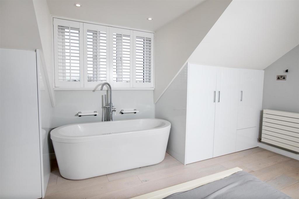 Freestanding Bath.Bedroom 2.jpg