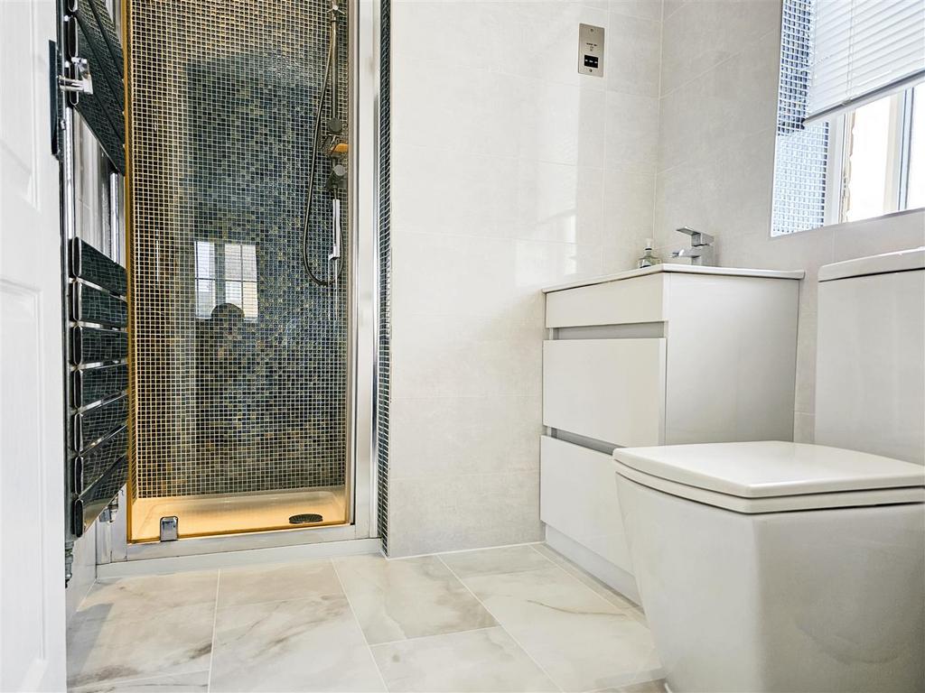 En-Suite-Shower-Room.gif