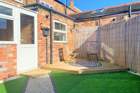 2 bedroom end of terrace house for sale - Heworth Road, York YO31 0AD