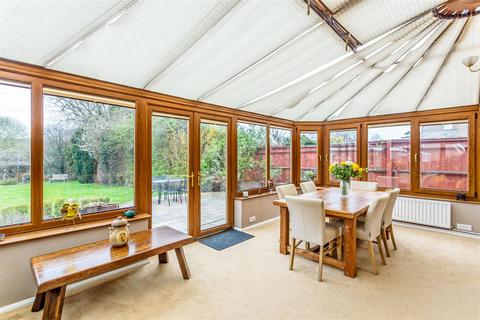 7 Links Close, Ashtead, KT21 2HH