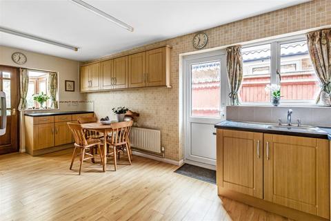 7 Links Close, Ashtead, KT21 2HH