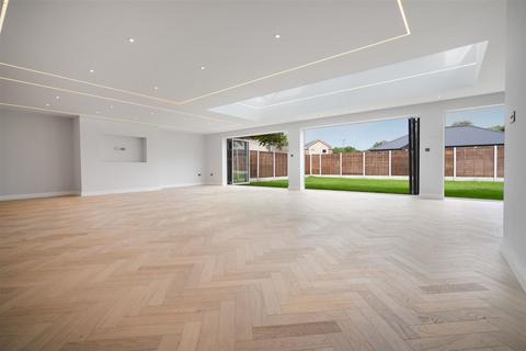 undefined, The Avenue, Ascot