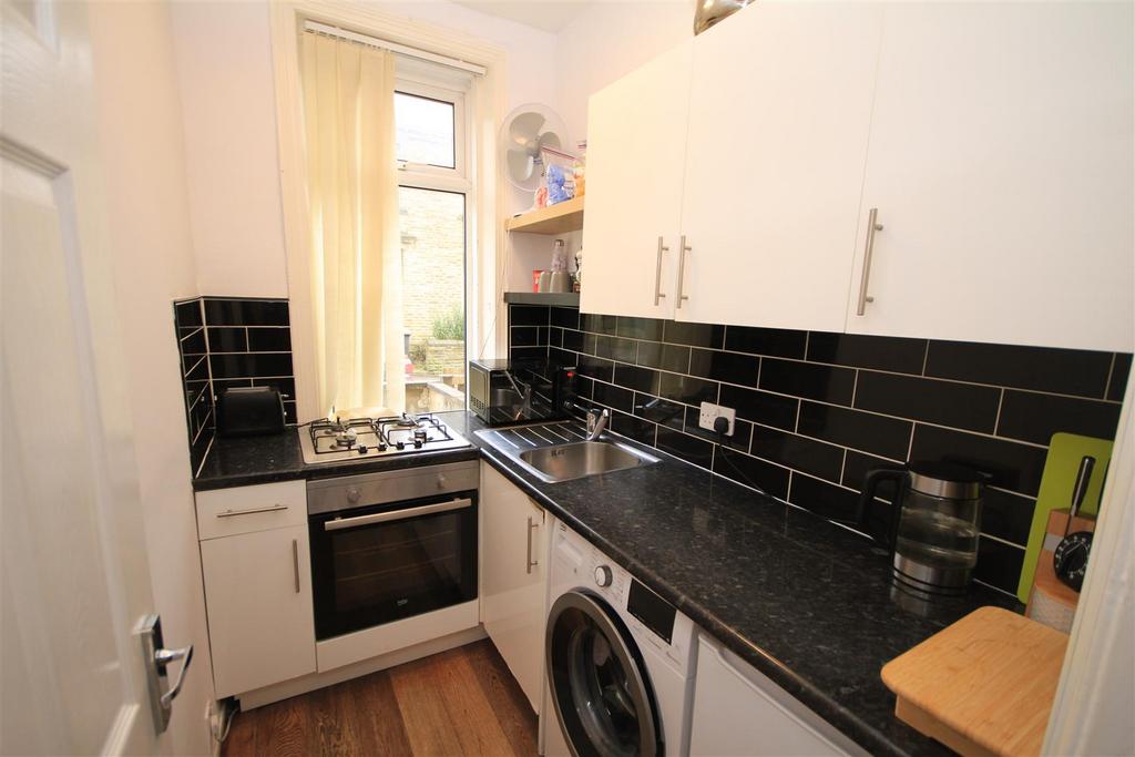 South Parade, Cleckheaton 2 bed terraced house for sale £90,000