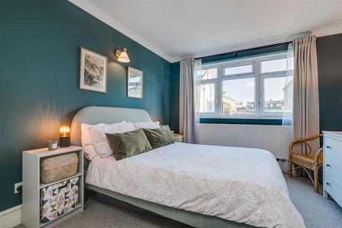 2 bedroom flat for sale, Astonville Street, London