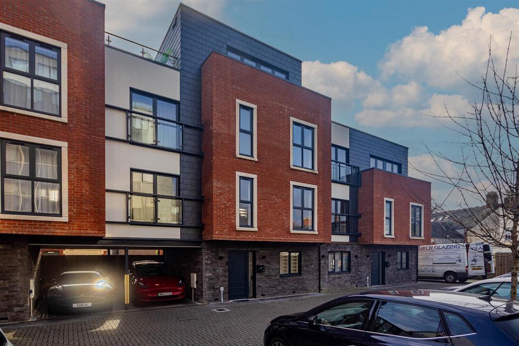 Hamilton Street, Cardiff CF11 3 bed townhouse £2,750 pcm (£635 pw)