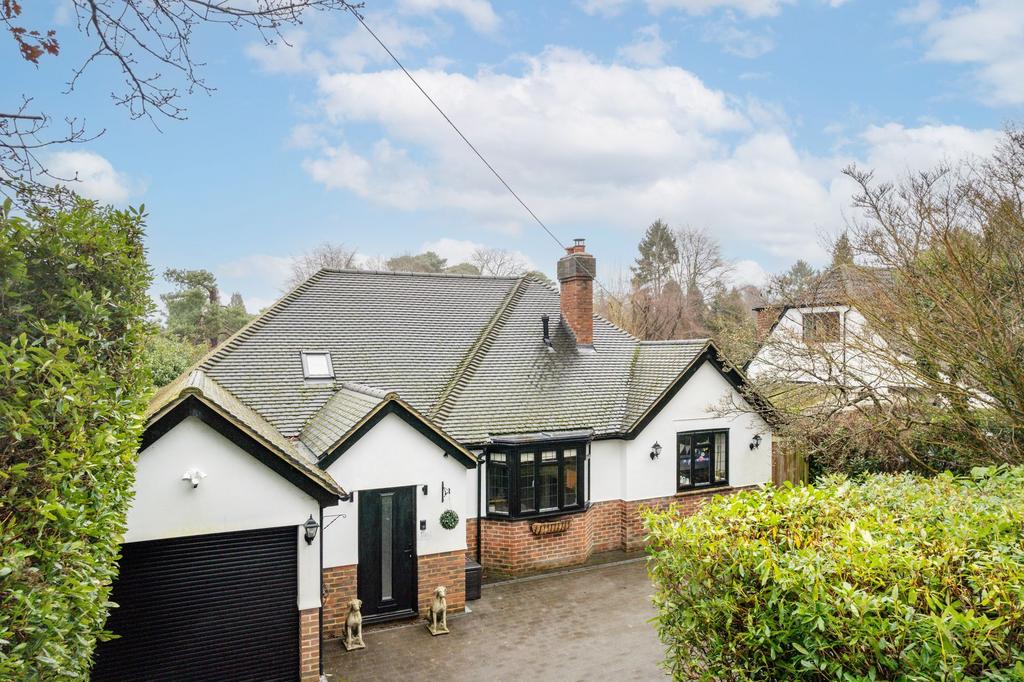 Chestnut Walk, Felcourt, RH19 4 bed detached house for sale £875,000