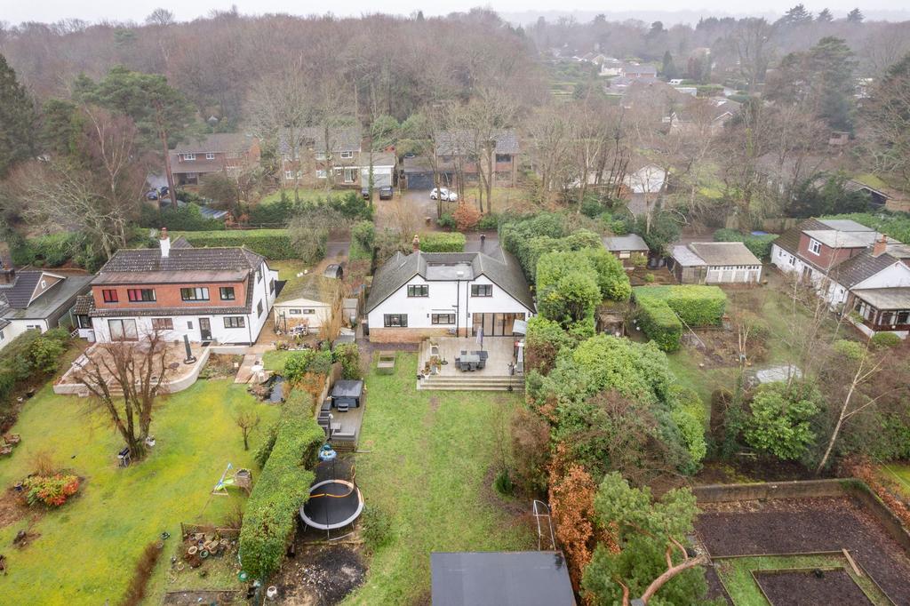Chestnut Walk, Felcourt, RH19 4 bed detached house for sale £875,000