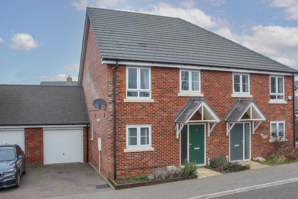 Nicolson Drive, Leighton Buzzard, LU7 3 bed semidetached house for