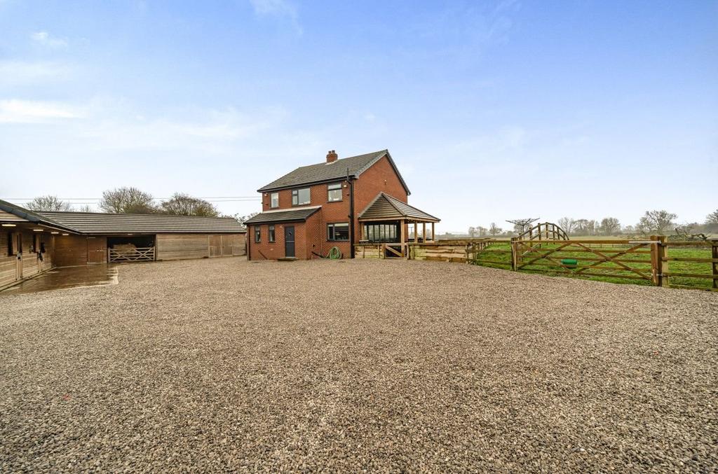 Far Bank Lane, Fishlake, Doncaster, DN7 5LW 3 bed equestrian property
