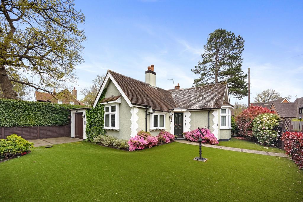 Russells Crescent, Horley RH6 2 bed detached bungalow for sale £450,000