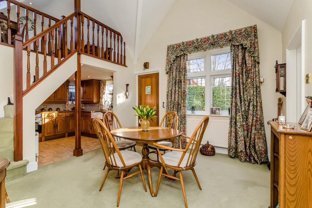 Russells Crescent, Horley RH6 2 bed detached bungalow for sale £450,000