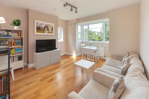 4 The Orchard, London, N14 4HB