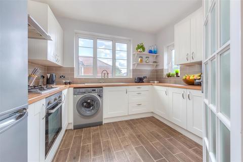 4 The Orchard, London, N14 4HB