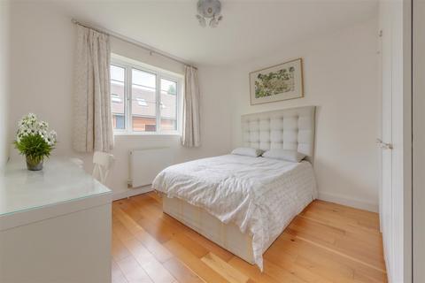 4 The Orchard, London, N14 4HB
