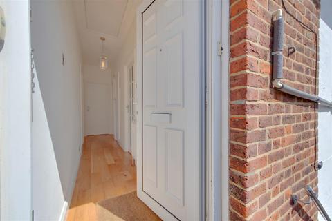4 The Orchard, London, N14 4HB