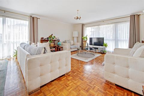 16 Lucerne Close, London, N13 4QJ