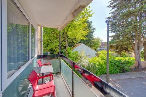 16 Lucerne Close, London, N13 4QJ
