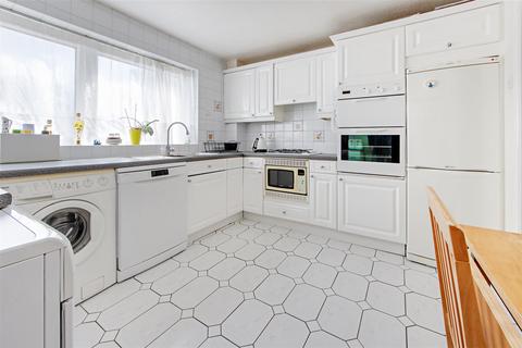 16 Lucerne Close, London, N13 4QJ