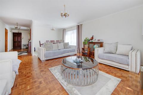 16 Lucerne Close, London, N13 4QJ