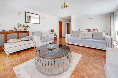 16 Lucerne Close, London, N13 4QJ