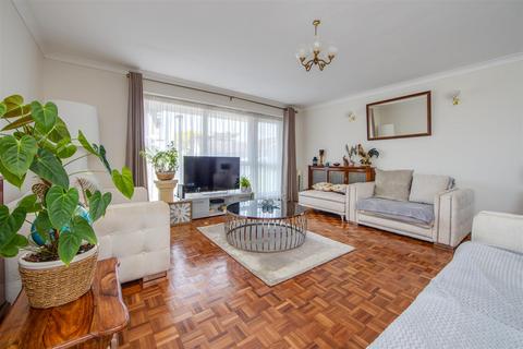 16 Lucerne Close, London, N13 4QJ