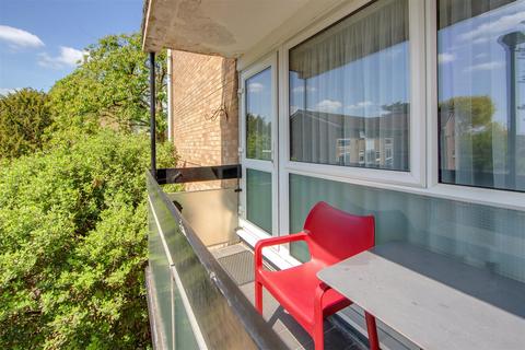 16 Lucerne Close, London, N13 4QJ