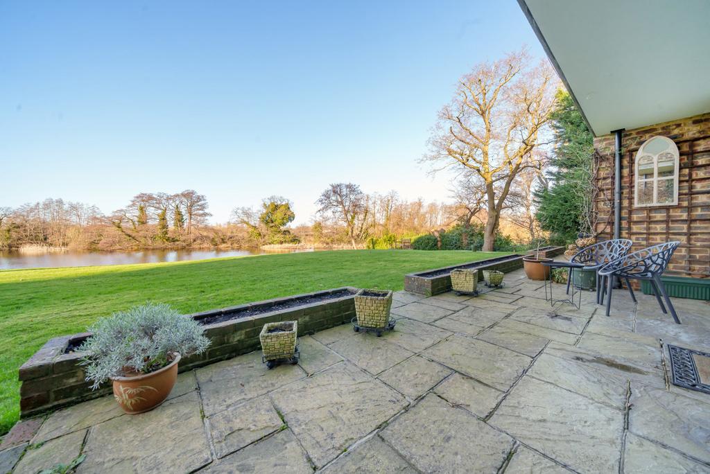 Farington Acres, Vale Road, Weybridge, KT13 2 bed apartment for sale