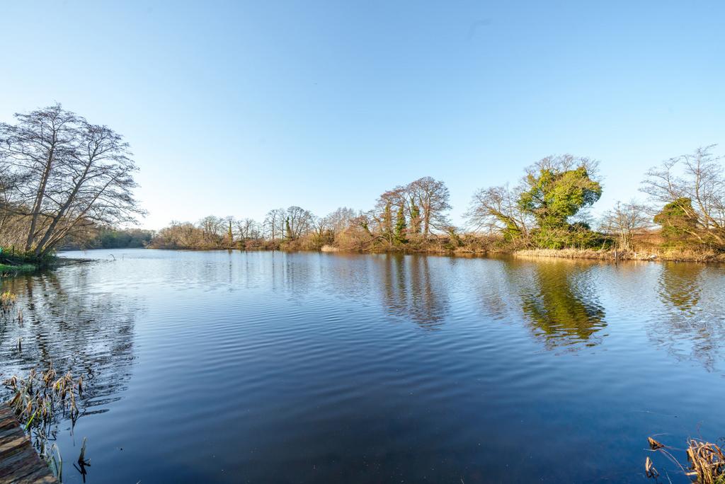 Farington Acres, Vale Road, Weybridge, KT13 2 bed apartment for sale