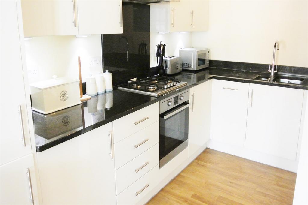 Mercury House, Epsom, KT17 2 bed apartment to rent - £1,650 pcm (£381 pw)