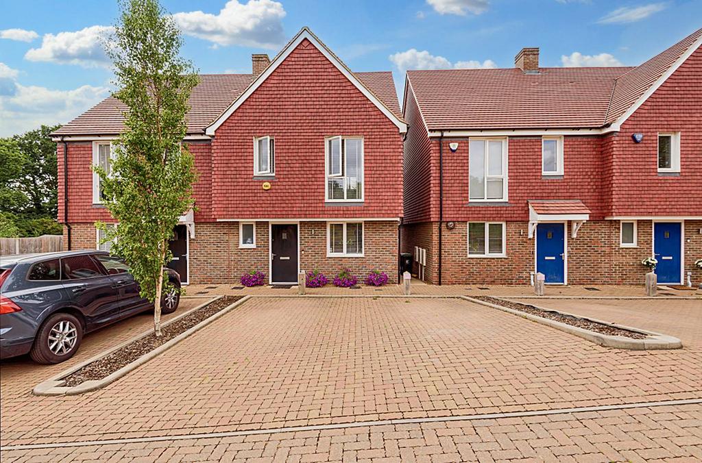 Nursery Rise, Waltham Abbey EN9 3 bed semidetached house for sale £