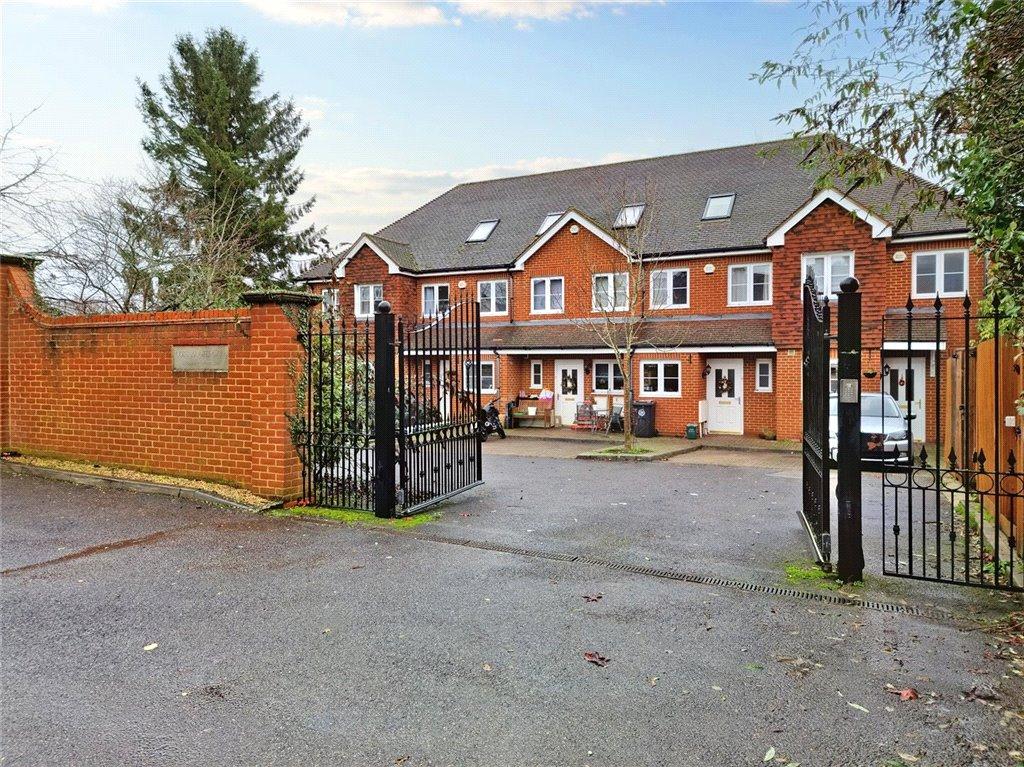 Connaught Road, Brookwood, Woking, GU24 3 bed end of terrace house £