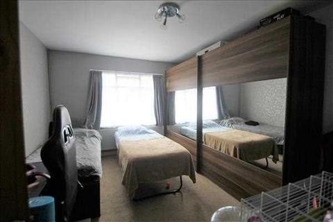2 bedroom maisonette to rent, The Vale, Feltham