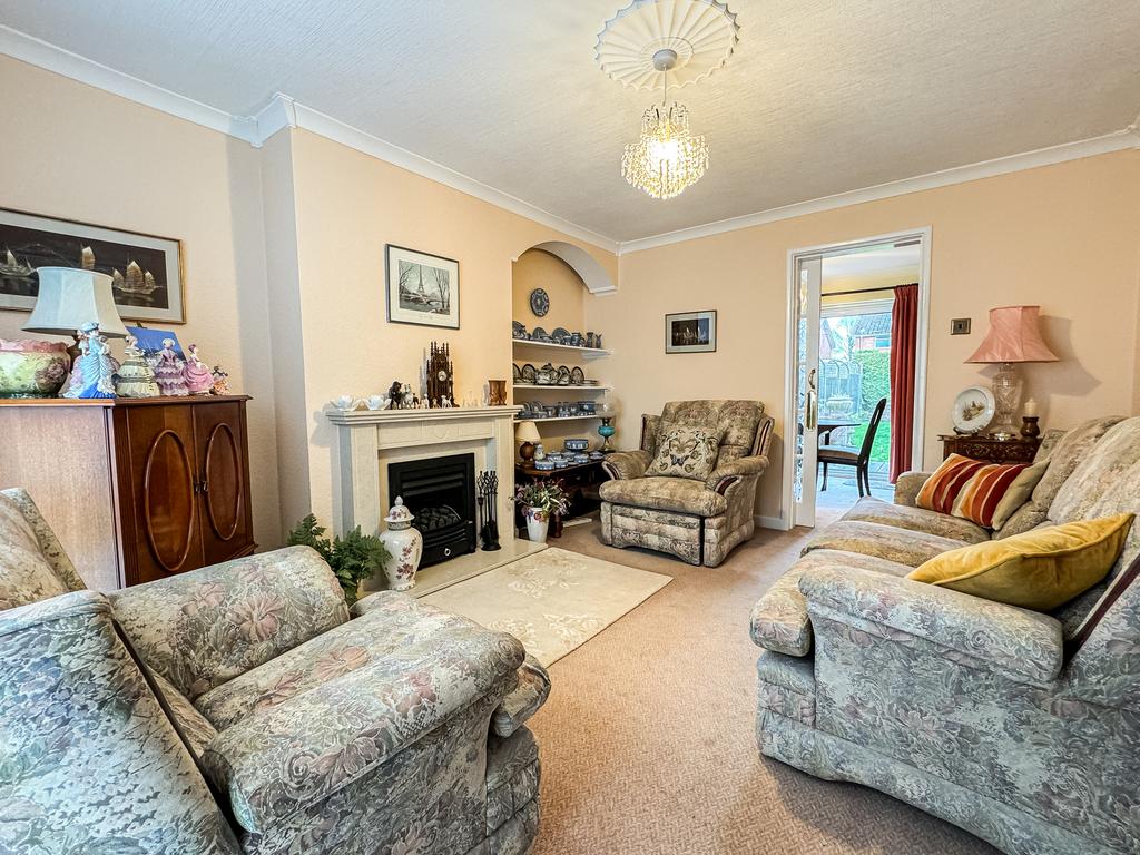 35 Aylesbrook   Living room (2)