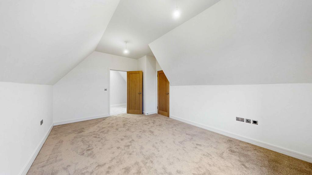 Longlands Avenue, Coulsdon, CR5 4 bed semidetached house £3,000 pcm