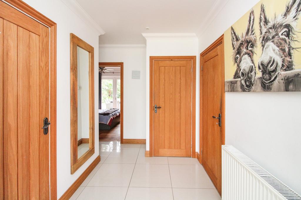 Ifield Road, Charlwood, Horley, Surrey. RH6 0DH 5 bed detached house