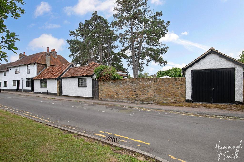 Epping, Epping CM16 3 bed property for sale £800,000