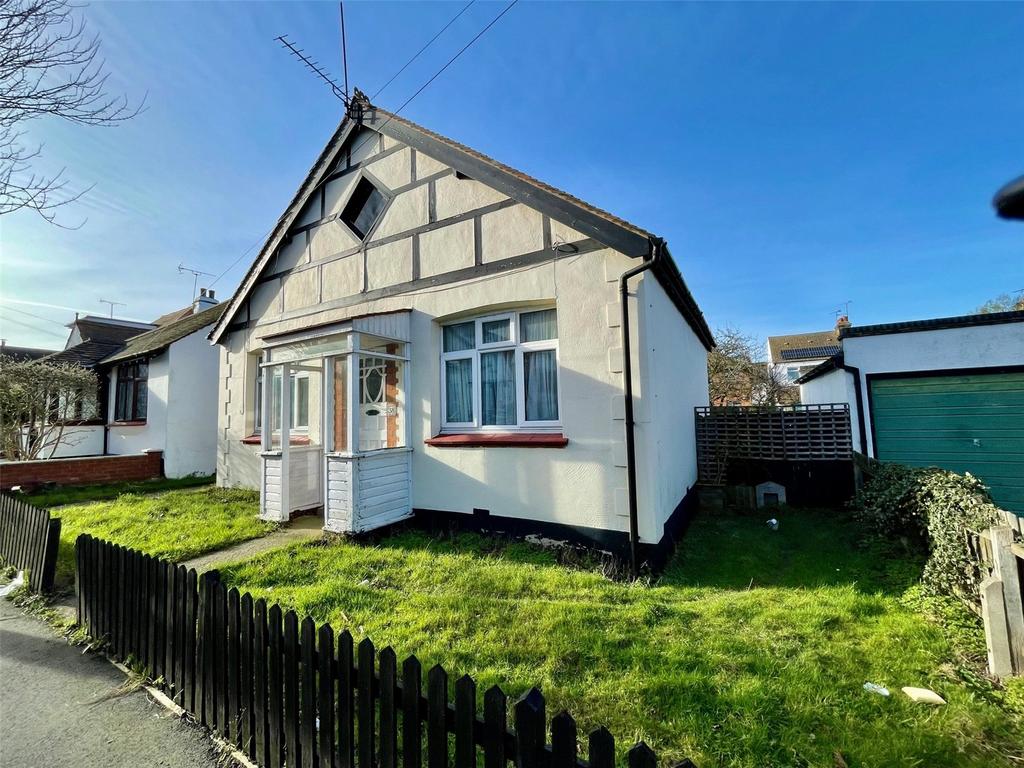 Cliffsea Grove, LeighonSea, Essex, SS9 2 bed bungalow for sale £499,995