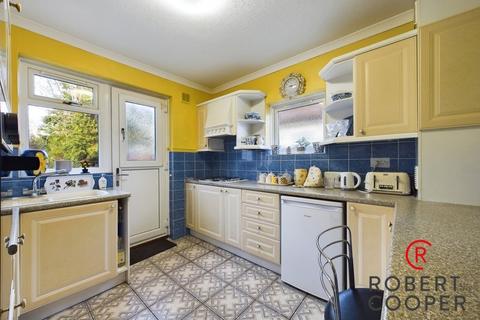 2 bedroom bungalow for sale - Beech Avenue, Eastcote, Middlesex, HA4