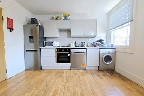 3 bedroom flat to rent, Huddleston Road, Huddleston