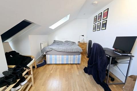 3 bedroom flat to rent, Huddleston Road, Huddleston