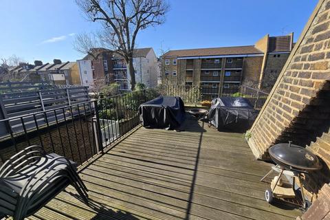 3 bedroom flat to rent, Huddleston Road, Huddleston