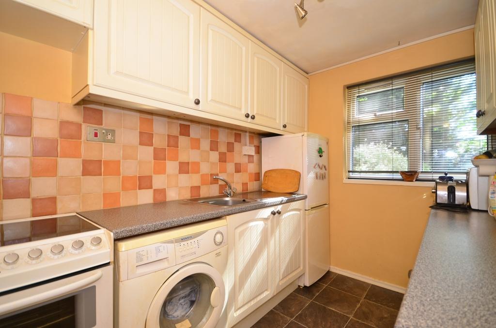 Newlands Crescent, East Grinstead, RH19 1 bed flat £1,000 pcm (£231 pw)