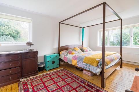 21 Woodhall Drive, London, SE21 7HJ