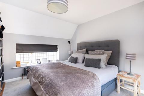 8 Bakers Lane, Shutlanger, Towcester, NN12 7RT