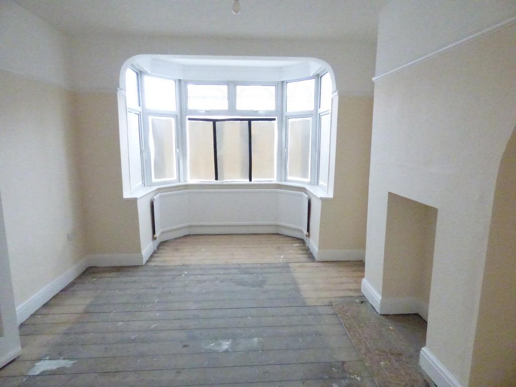 Joydon Drive, Chadwell Heath... 3 bed terraced house £2,000 pcm (£462 pw)